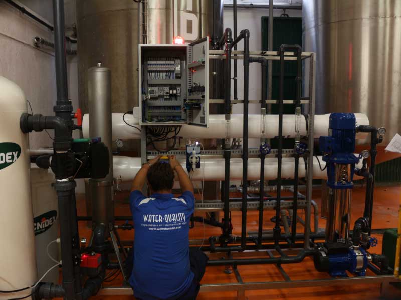 Tratamiento de agua mediante el sistema de ósmosis inversa. <br><br>Destino: Paterna (Valencia).<br>Producción de 3.500 litros /hora.<br>Ósmosis inversa con pretratamiento, filtración con carbón activo y dosificación de producto químico.